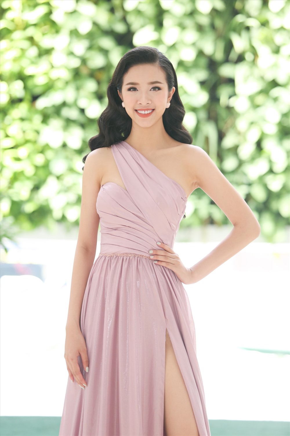 Á hậu Thuý An nhẹ nhàng, quyến rũ.