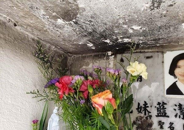 Ở phía trên bia có thể thấy không ít tro tàn sau bị đốt cháy và những vết tro này rất giống như tàn thuốc lá.