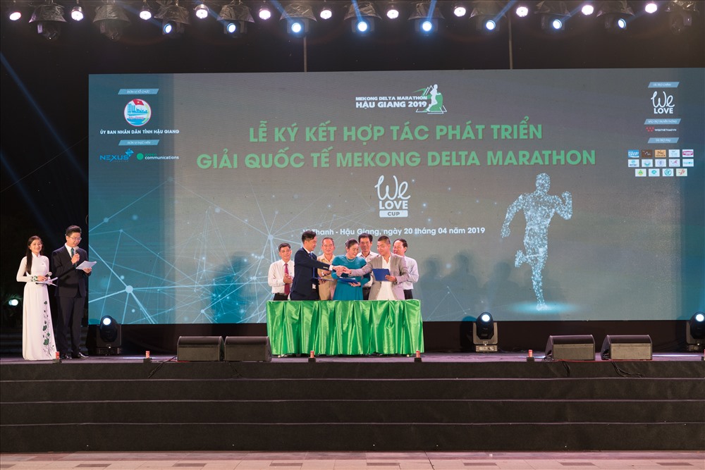 Lễ kí kết giữa lãnh đạo tỉnh Hậu Giang và đơn vị tài trơ cho giải nhằm nâng tầm thành giải chạy thường niên của tỉnh nhà. Ảnh: Hải Đăng
