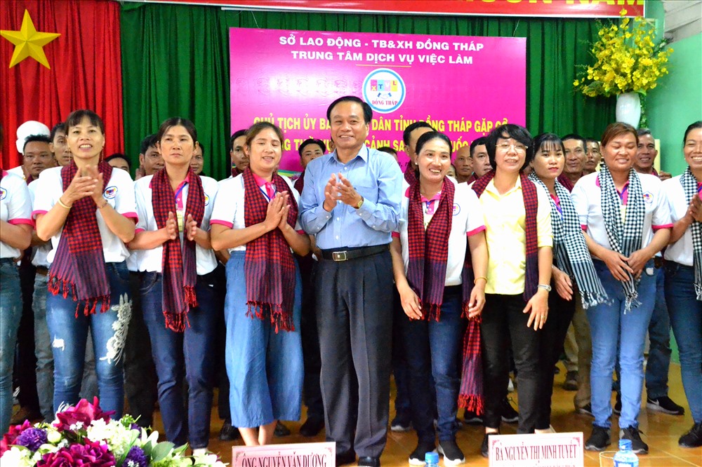 Chủ tịch UBND tỉnh Đồng Tháp Nguyễn Văn Dương chúc mừng các lao động chuẩn bị sang Hàn Quốc làm việc thời vụ. Ảnh: Lục Tùng