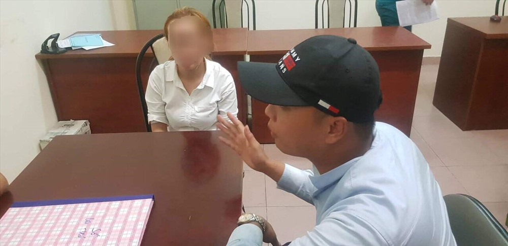 Chị Thảo và đại diện SOS 247 tại công an phường An Lạc A, quận Bình Tân.