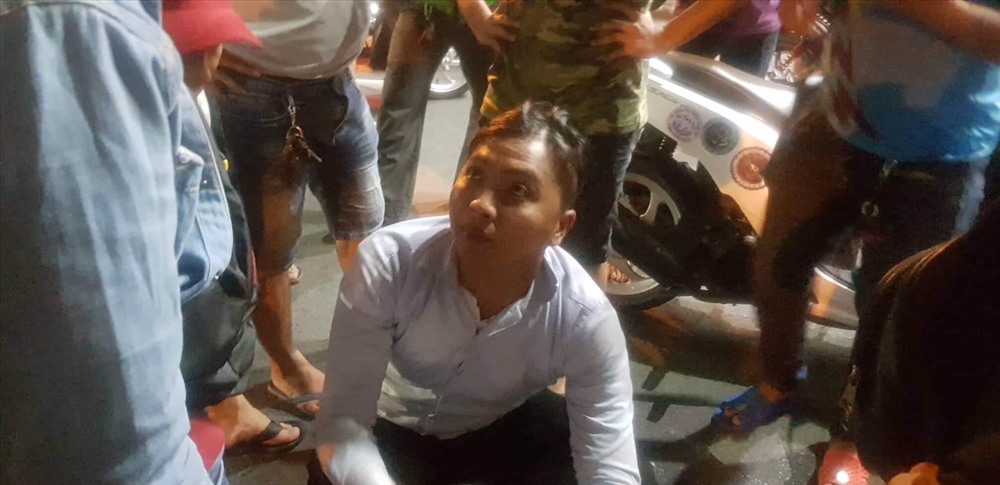 Đối tượng Long chở chị Thảo đi xin việc đã bị khống chế và đưa về công an phường làm việc.
