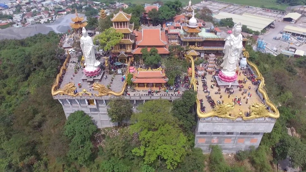 Chùa Châu Thới nhìn từ trên cao. Ảnh: H.H