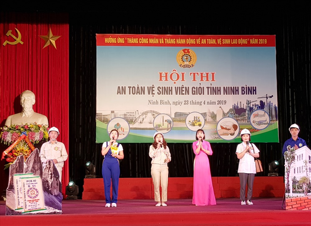 Các đội thi tham gia phần thi chào hỏi. Ảnh: NT