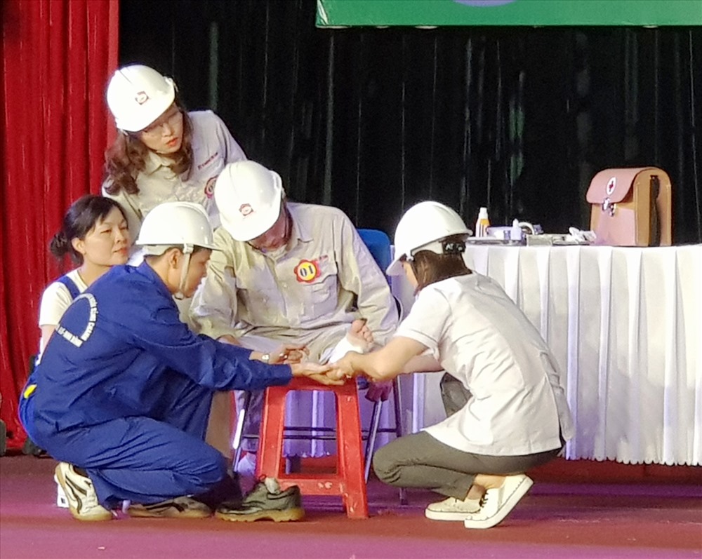 Phần thi xử lý tình huống của đội tuyển đến từ LĐLĐ huyện Hoa Lư. Ảnh: NT