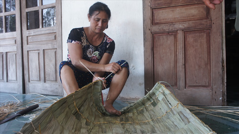 Nghề chằm tơi được xem như nghề tổ truyền của người dân thôn Yên Lạc
