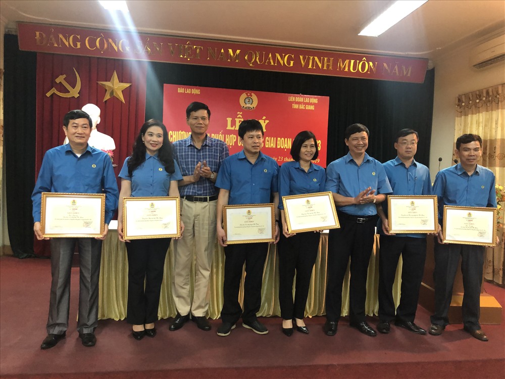 Uỷ viên Đoàn Chủ tịch Tổng LĐLĐVN, TBT Báo Lao Động Nguyễn Ngọc Hiển (trái) và Chủ tịch LĐLĐ tỉnh Bắc Giang Nguyễn Văn Cảnh trao giấy khen của Báo Lao Động cho các cá nhân, tập thể có thành tích xuất sắc trong truyền thông về hoạt động công đoàn.