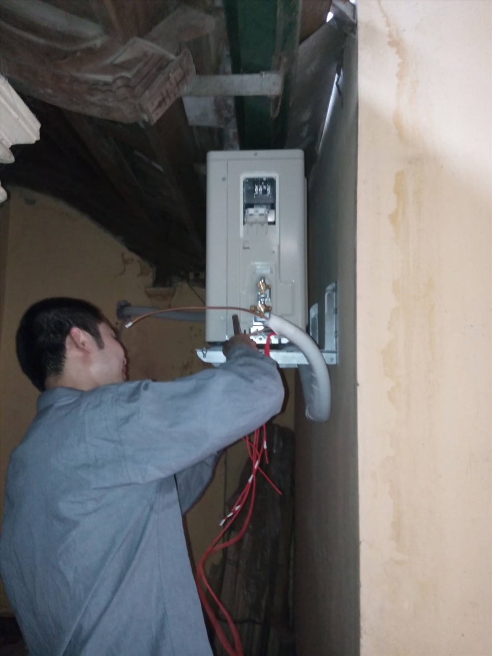 Thời tiết nắng nóng, công việc trở nên khó khăn hơn.