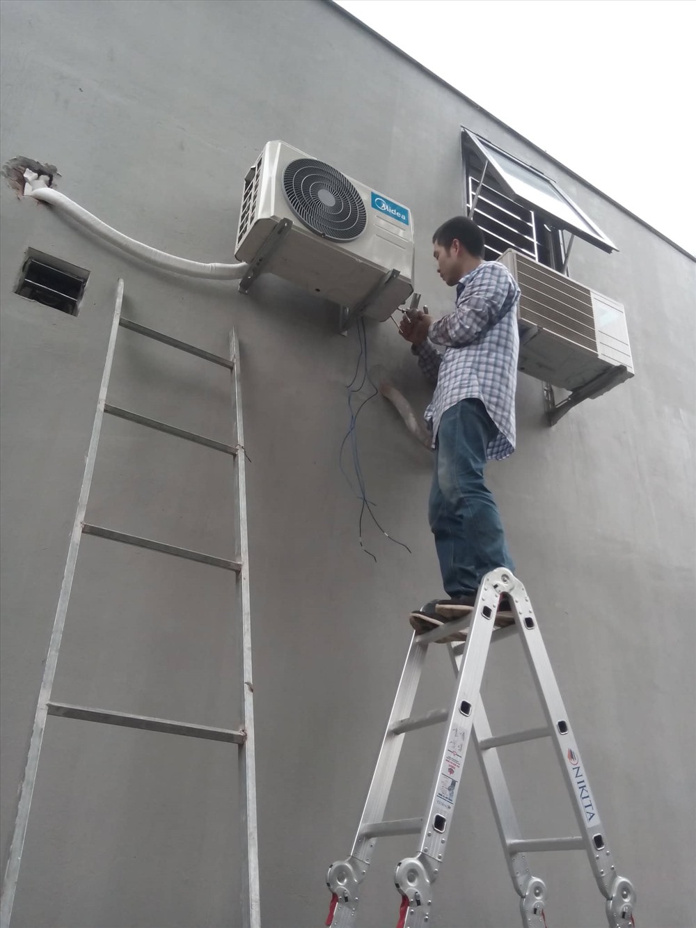 Thời tiết nắng nóng, công việc trở nên khó khăn hơn.