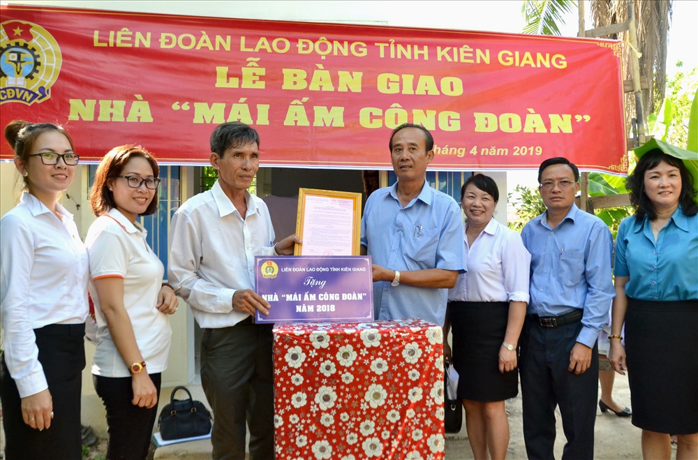 Quang cảnh buổi lễ bàn giao MÂCĐ cho đoàn viên Trần Vũ Tuấn. Ảnh: Lục Tùng