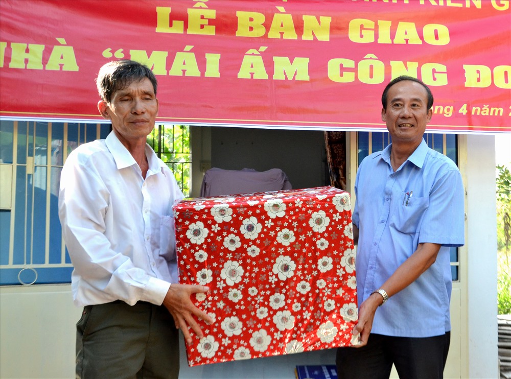 Dịp này, thay mặt đoàn ông Nguyễn Minh Dũng tặng quà ý nghĩa. Ảnh: Lục Tùng