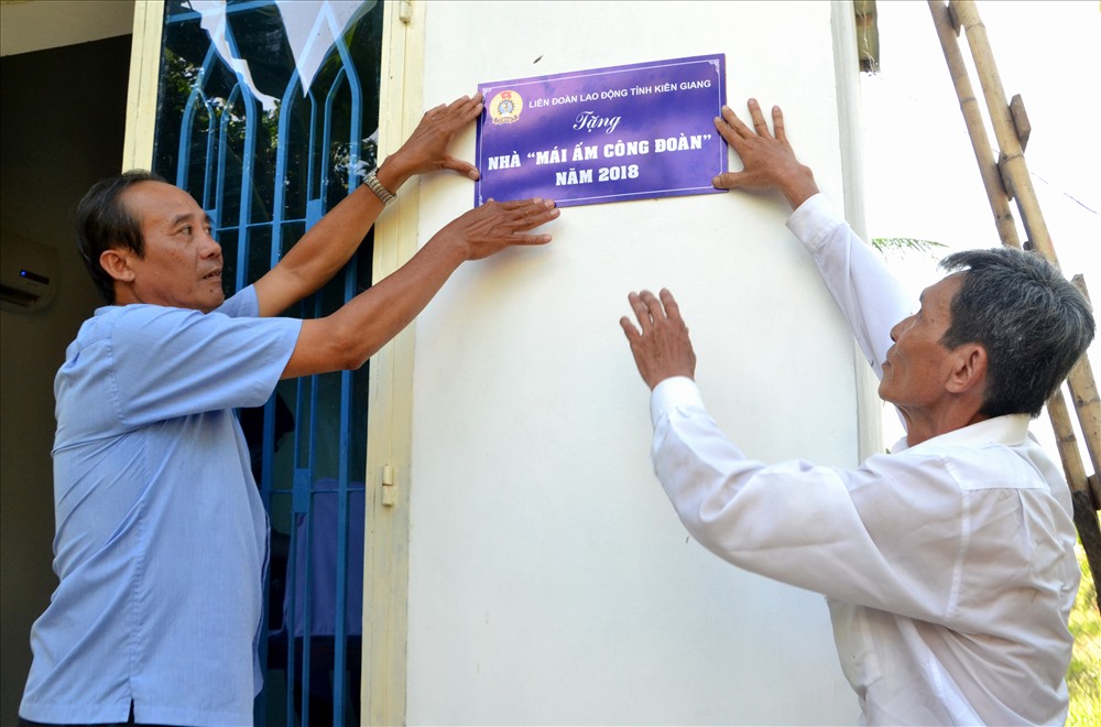 Thực hiện nghi thức gắn biển MÂCĐ. Ảnh: Lục Tùng