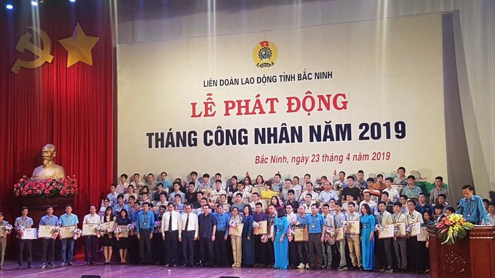 Lãnh đạo Tổng LĐLĐVN, Tỉnh uỷ- UBND tỉnh và LĐLĐ tỉnh biểu dương và khen thưởng CNVCLĐ tiêu biểu tại buổi lễ phát động. Ảnh: PV