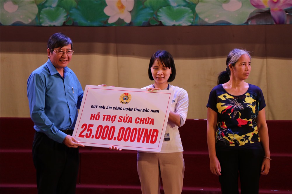 Đồng chí Trần Thanh Hải- Phó Chủ tịch Thường trực Tổng LĐLĐVN trao hỗ trợ sửa chữa nhà cho CNLĐ tại buổi lễ. Ảnh: PV