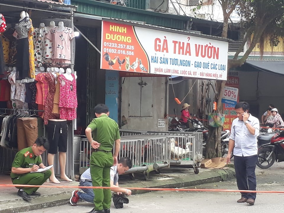 Lực lượng chức năng khám nghiệm hiện trường.