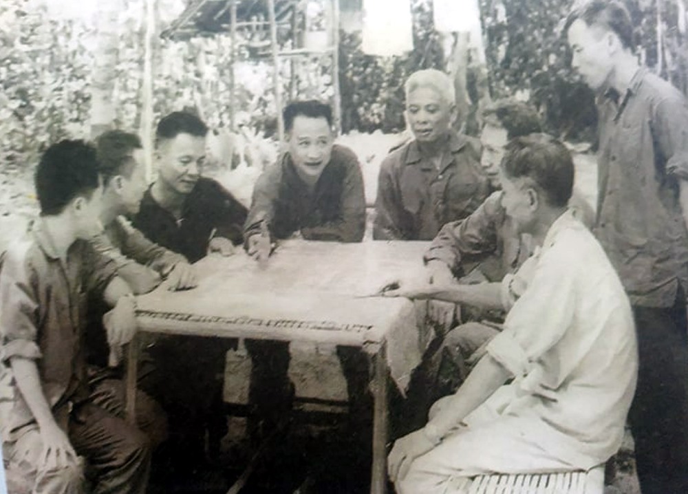 Trung tướng Trần Văn Trà - Tư lệnh Bộ chỉ huy miền (người đang chỉ tay trên bản đồ) và Tham mưu trưởng Lê Đức Anh (người ngồi bên phải Trung tướng Trần Văn Trà) trong cuộc họp Bộ chỉ huy miền tại Căn cứ Lộc Ninh (Bình Phước) năm 1972.