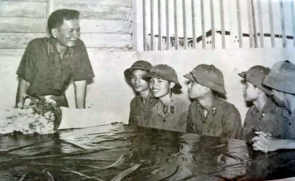 Trung tướng Lê Đức Anh - Tư lệnh Quân khu 9 thăm động viên các chiến sĩ của Tiểu đoàn tăng - thiết giáp, Quân khu 9 tháng 5/1976.