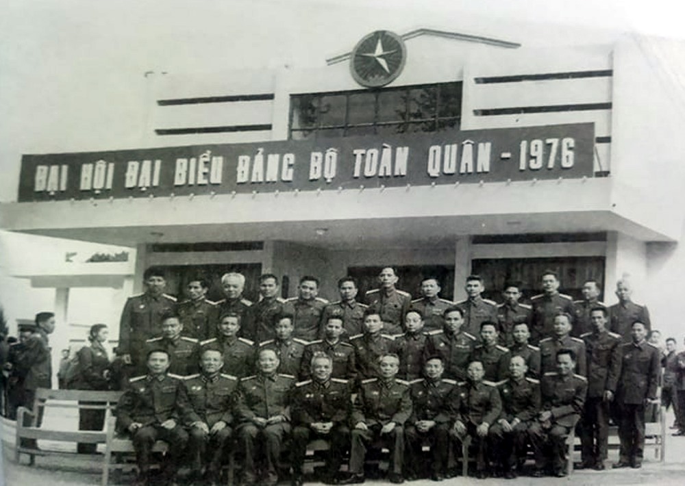 Trung tướng Lê Đức Anh - Tư lệnh Quân khu 9 (ngồi ghế ngoài cùng bên phải) chụp ảnh cùng với Đại tướng Võ Nguyên Giáp, Đại tướng Văn Tiến Dũng và một số đại biểu dự Đại hội biểu dương Đảng bộ quân đội lần thứ II tại Hà Nội năm 1976.