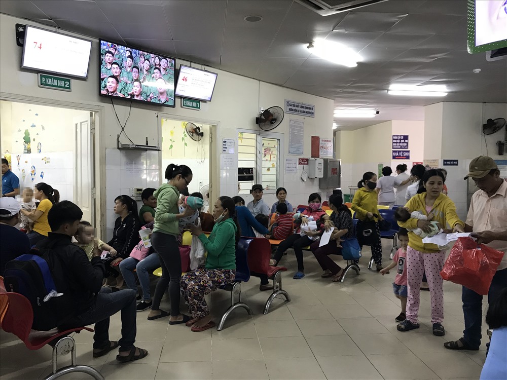 Các phòng khám Nhi ở Bệnh viện Phụ sản - Nhi Đà Nẵng luôn trong tình trạng quá tải.