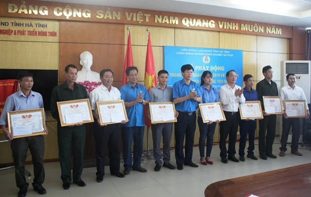 Trao giấy khen cho các công nhân lao động tiêu biểu
