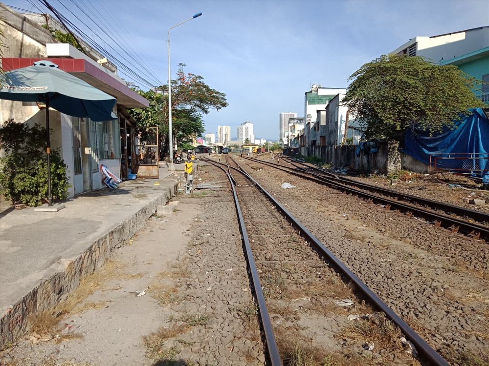 Ga Nha Trang nằm giữa thành phố đang gây áp lực lớn lên hạ tầng giao thông, ách tắc cục bộ mỗi khi tàu ra - về vào giờ cao điểm. Ảnh: Nhiệt Băng
