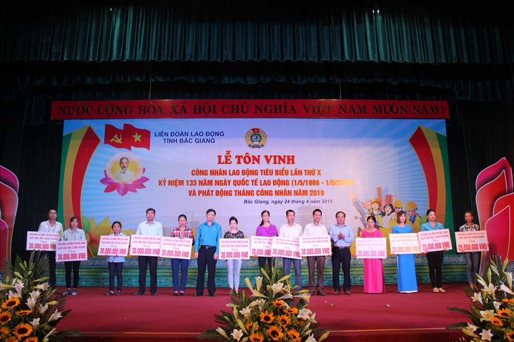 Các đồng chí lãnh đạo trao hỗ trợ Mái ấm CĐ tới CNLĐ có hoàn cảnh khó khăn.