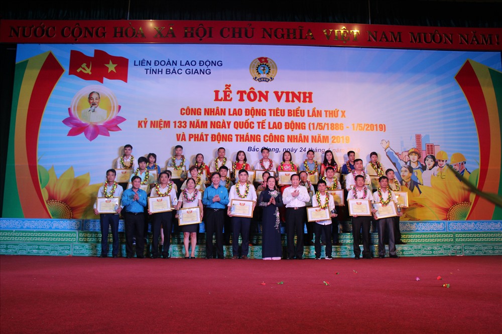 Các đồng chí lãnh đạo trao Bằng khen tới CNLĐ tiêu biểu.