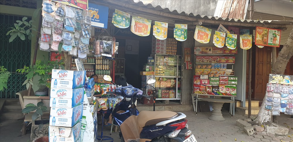Căn nhà cấp 4 cũ, ẩm thấp của bà Thanh - nơi mẹ con cô Chung đang ở nhờ. Ảnh: Huyên Nguyễn