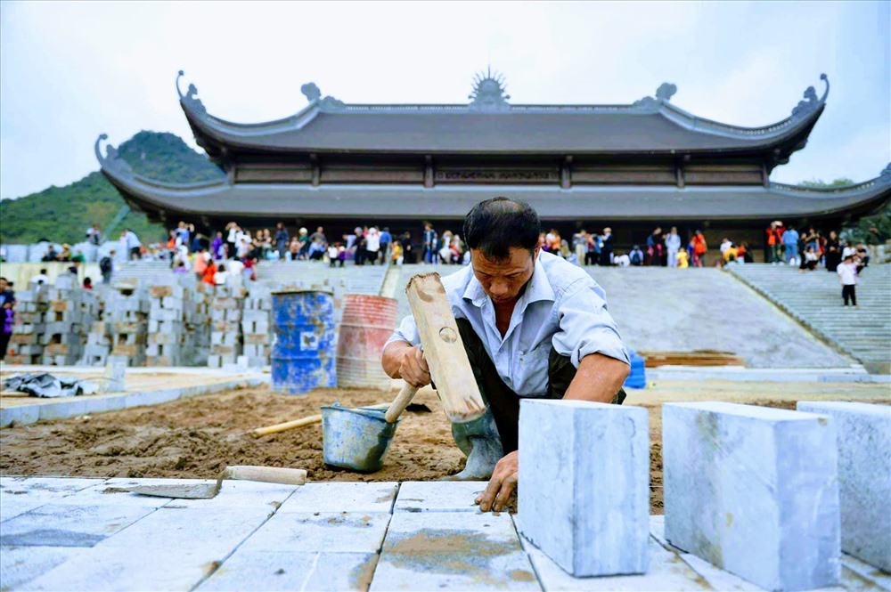 Các nghệ nhân vẫn miệt mài thi công các công trình phục vụ Đại lễ.