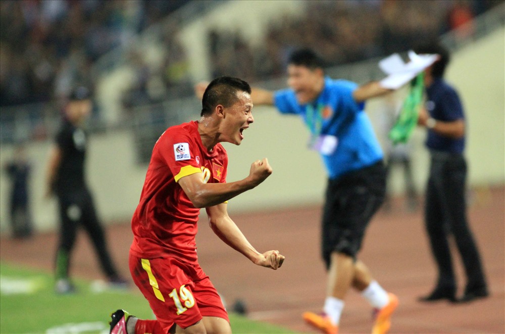 Lương dị và bàn thắng rất dị vào lưới Philippines ở AFF Cup 2014. Ảnh: H.A