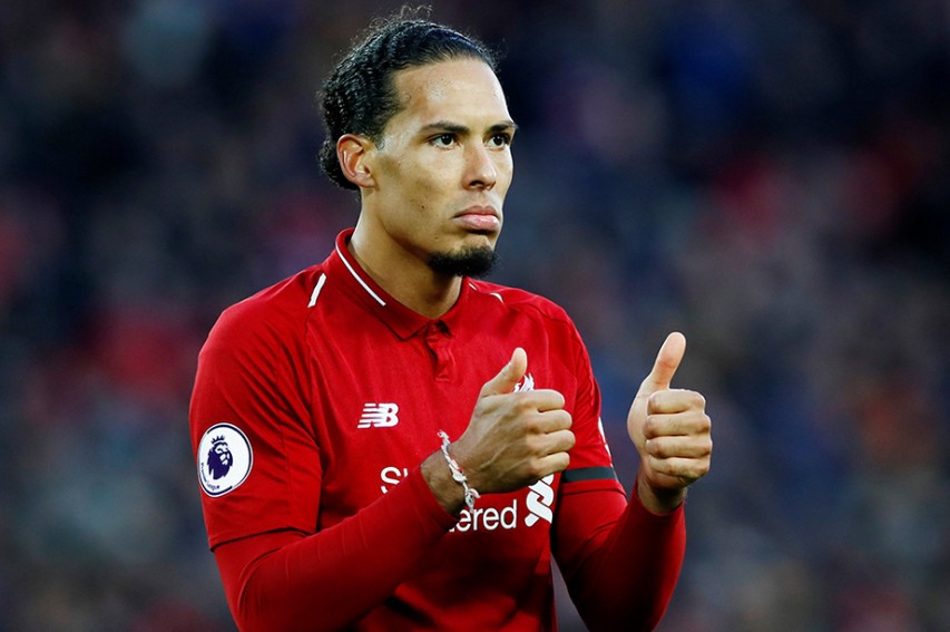 Virgil van Dijk vượt qua nhiều đồng đội để giành giải Cầu thủ xuất sắc nhất Ngoại hạng Anh. Ảnh Premier League