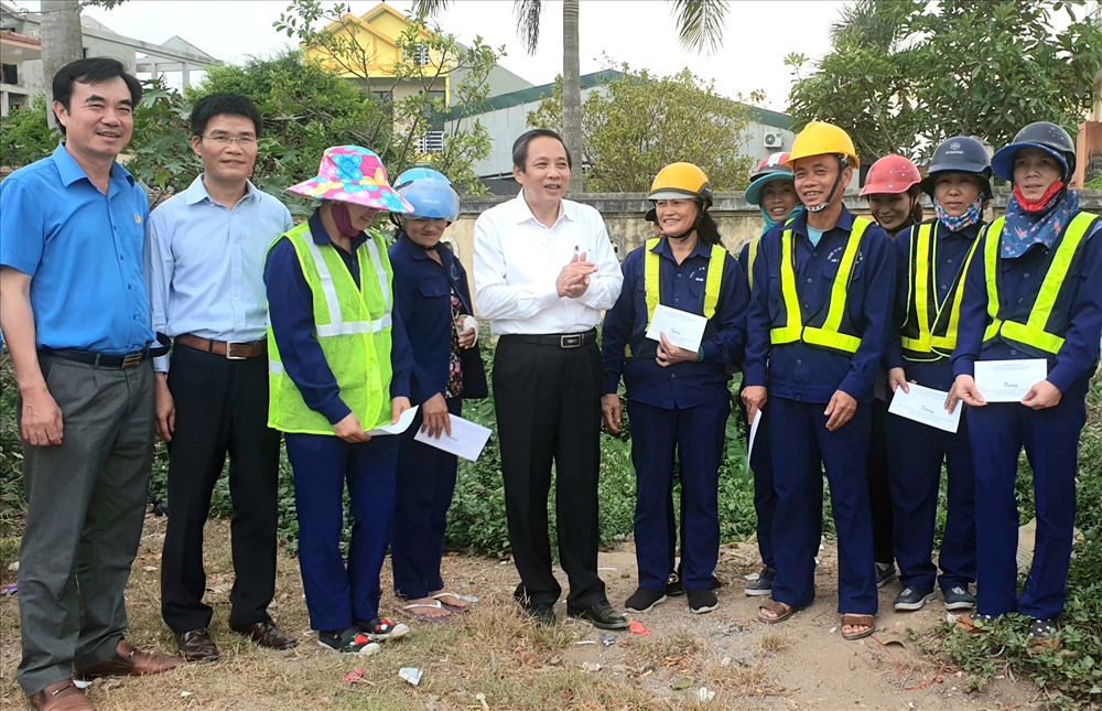 Bí thư Tỉnh ủy Quảng Bình Hoàng Đăng Quang thăm và tặng quà NLĐ Cty CP Môi trường và PTĐT Quảng Bình. Ảnh: Lê Phi Long