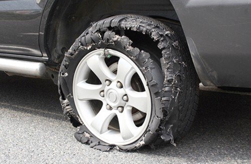 Xe nổ lốp dưới thời tiết nắng nóng không phải là chuyện hiếm gặp.