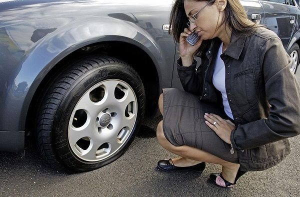 Lốp xe thủng giữa đường luôn là vấn đề hết sức đau đầu đối với những người không có kinh nghiệm xử lý.