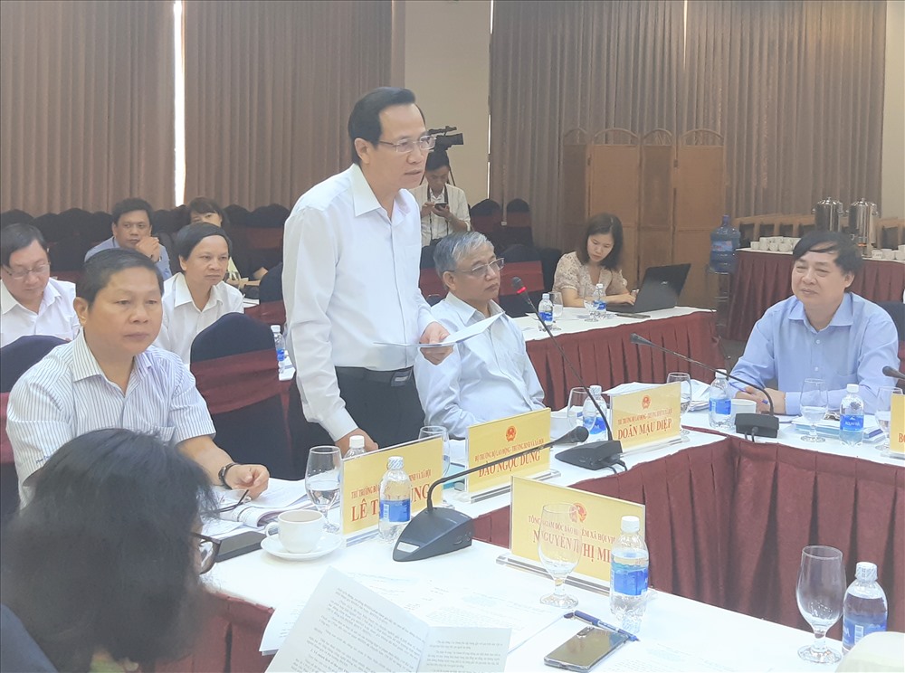Bộ trưởng Bộ LĐTB&XH phát biểu tại phiên họp. Ảnh Nam Dương