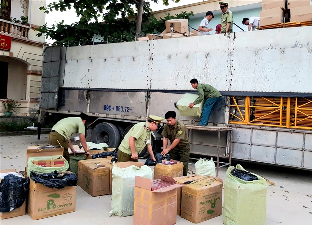 Đây là vụ vận chuyển số lượng lớn thuốc lá lậu qua địa bàn Quảng Bình bị bắt giữ. Ảnh: Lê Phi Long