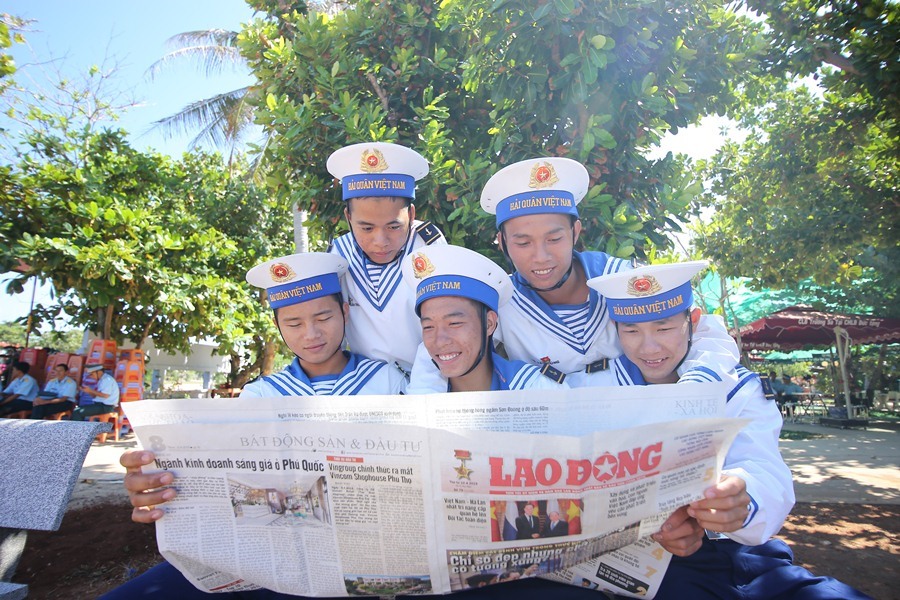 Sau giờ cơm, cán bộ và chiến sĩ có thời gian riêng tư để nghỉ ngơi, thư giãn xem thời sự, đọc báo khoảng 1 tiếng đồng hồ trước khi đi ngủ.