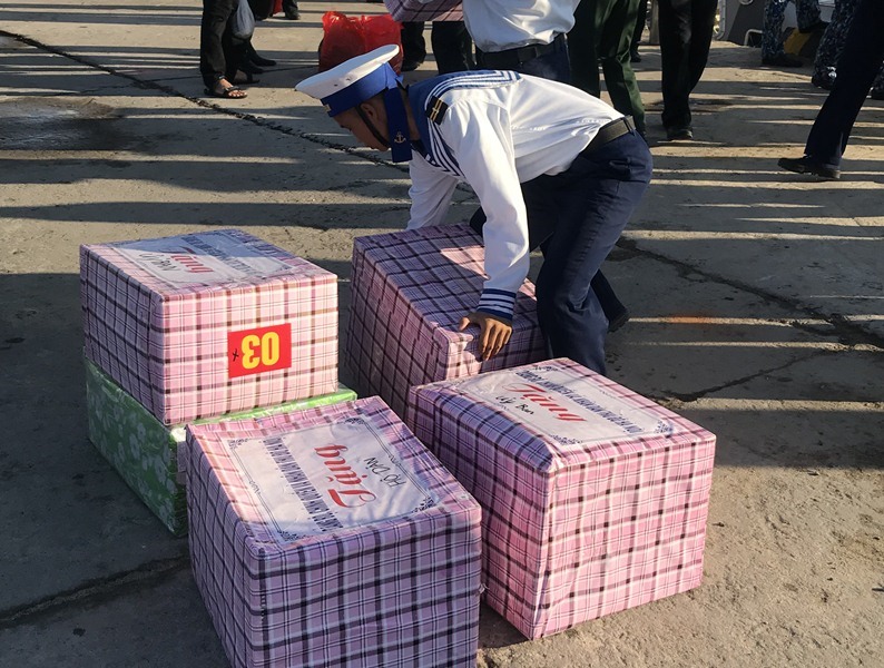 Những lần có đoàn ra thăm hay đi kiểm tra đảo, cán bộ, chiến sĩ và người dân tại đảo Song Tử Tây, Nam Yết, Đá Nam hay Đá Lớn C đều vui mừng ra đón. Quà tặng từ đất liền mang nhiều yêu thương được gửi đến cán bộ, chiến sĩ và người dân đang sinh sống và làm việc tại các đảo, nhà giàn.