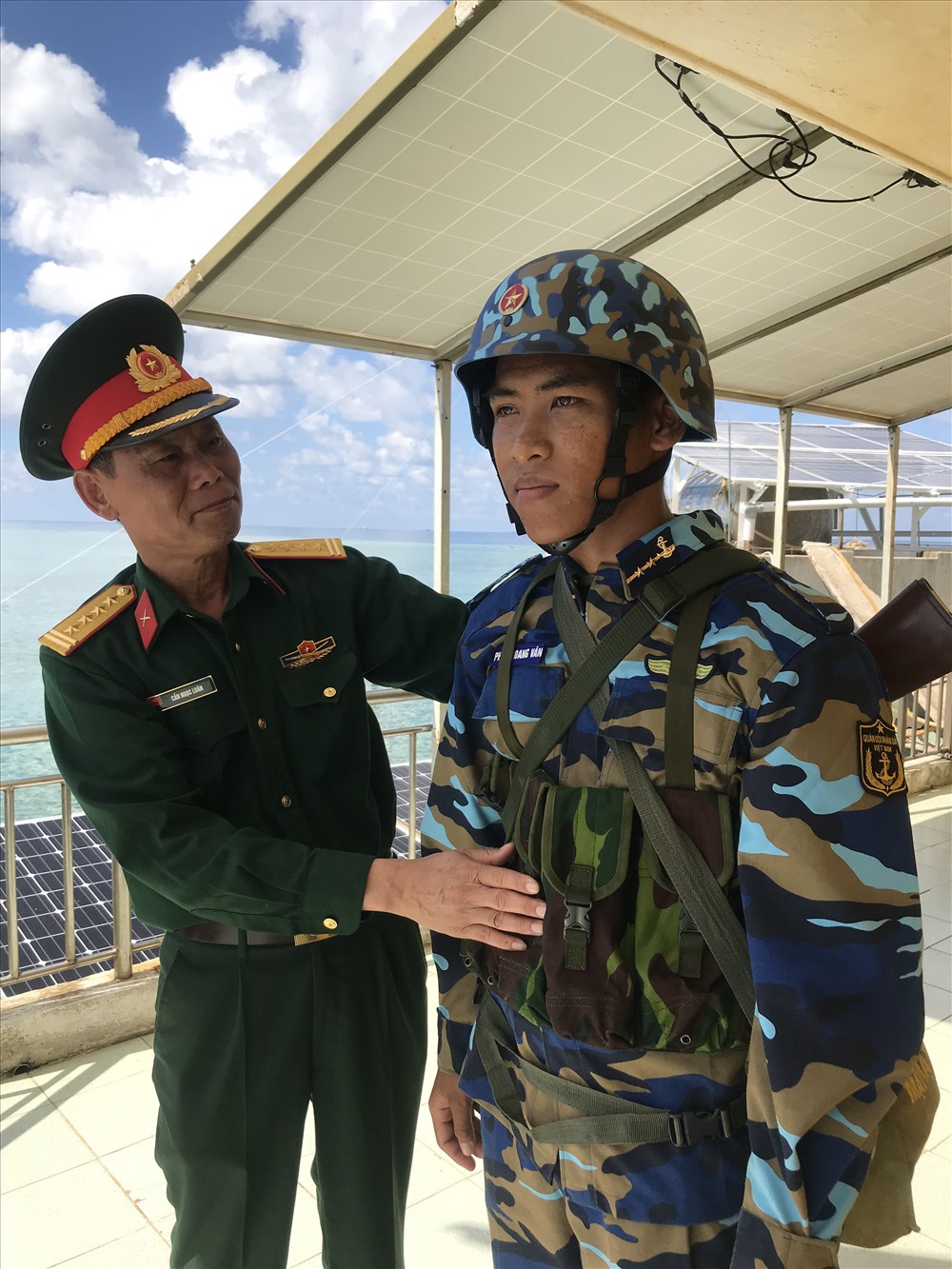 Đại tá Cấn Ngọc Luân - Chủ nhiệm bộ môn Mác-Lênin tại Học viện Quốc phòng bật khóc khi nhìn thấy Phan Hoàng Văn - Khẩu đội trưởng súng máy PK 12,7 ly làm nhiệm vụ vào đúng 12h trưa dưới cái nóng 40 độ. Những vất vả hằn rõ trên khuôn mặt đen sạm của trung úy sinh năm 1999 khiến đại tá Luân xúc động, rơi nước mắt. Ông nói: “Đúng bằng tuổi con trai út của tôi, nhìn mà thấy giống mình ngày trước từng trải qua, thương lắm!”. Phan Hoàng Văn cười nhẹ: “Em được điều động ra đảo Colin 4 tháng nay rồi, mới đầu nhớ nhà lắm, sau cũng dần quen, giờ làm bạn với nắng gió đã bớt cảm giác bỏng rát thổi qua mặt mỗi ngày”.