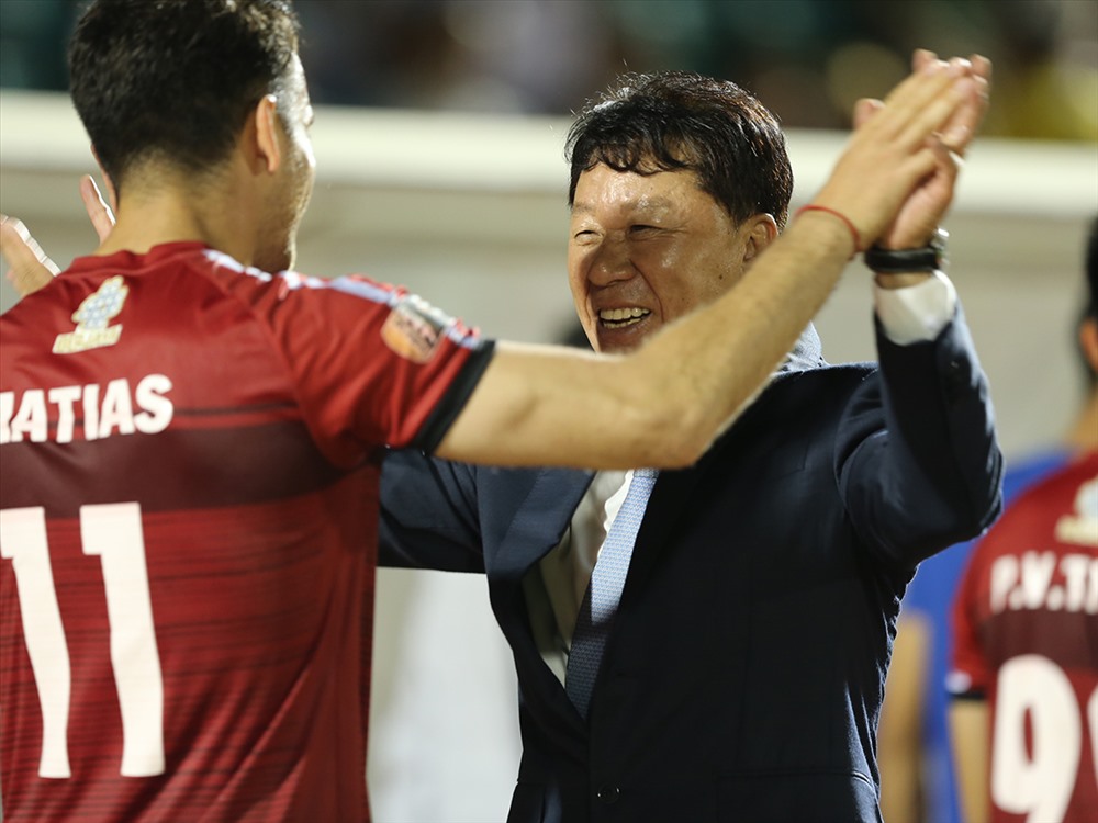 HLV Park Hang-seo kepso theo “làn sóng” các HLV và chuyên gia Hàn Quốc tới làm việc ở Việt Nam. Trong đó HLV Chung Hae-seong đang rất thành công ở CLB TP.HCM. Ảnh: VPF