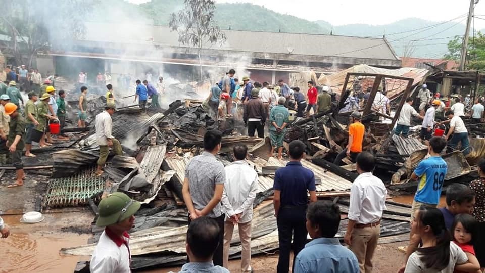 Vụ cháy thiêu rụi nhiều ngôi nhà bằng gỗ.