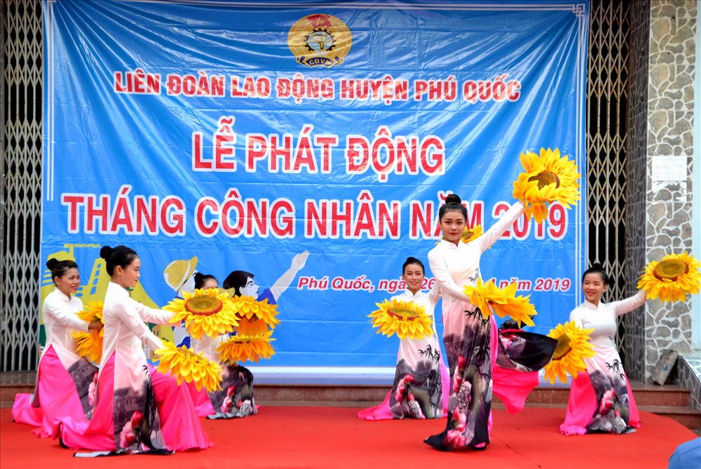 Chương trình văn nghệ chào mừng lễ phát động Tháng Công nhân 2019 của LĐLĐ Phú Quốc. Ảnh: Lục Tùng