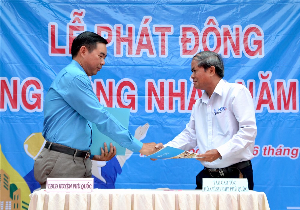 Ký kết chương trình ưu đãi đoàn viên với DN Cty CP đầu tư thương mại Khải Hoàn và Cty CP Vận tải biển Hòa Bình, ữu đãi đoàn viên 10% giá bán và 30.000đ/lượt/ cho đoàn viên đi tàu cao tốc tuyến Phú Quốc - Rạch Giá và ngược lại. Ảnh: Lục Tùng