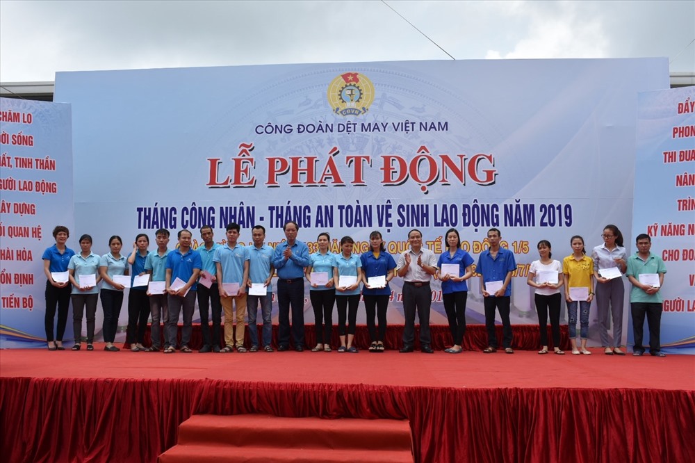 Các đoàn viên, CNLĐ có hoàn cảnh khó khăn nhận quà hỗ trợ tại buổi lễ.