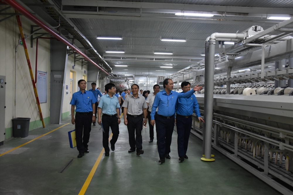 Các đại biểu tham quan Nhà máy sợi Hòa Xá.