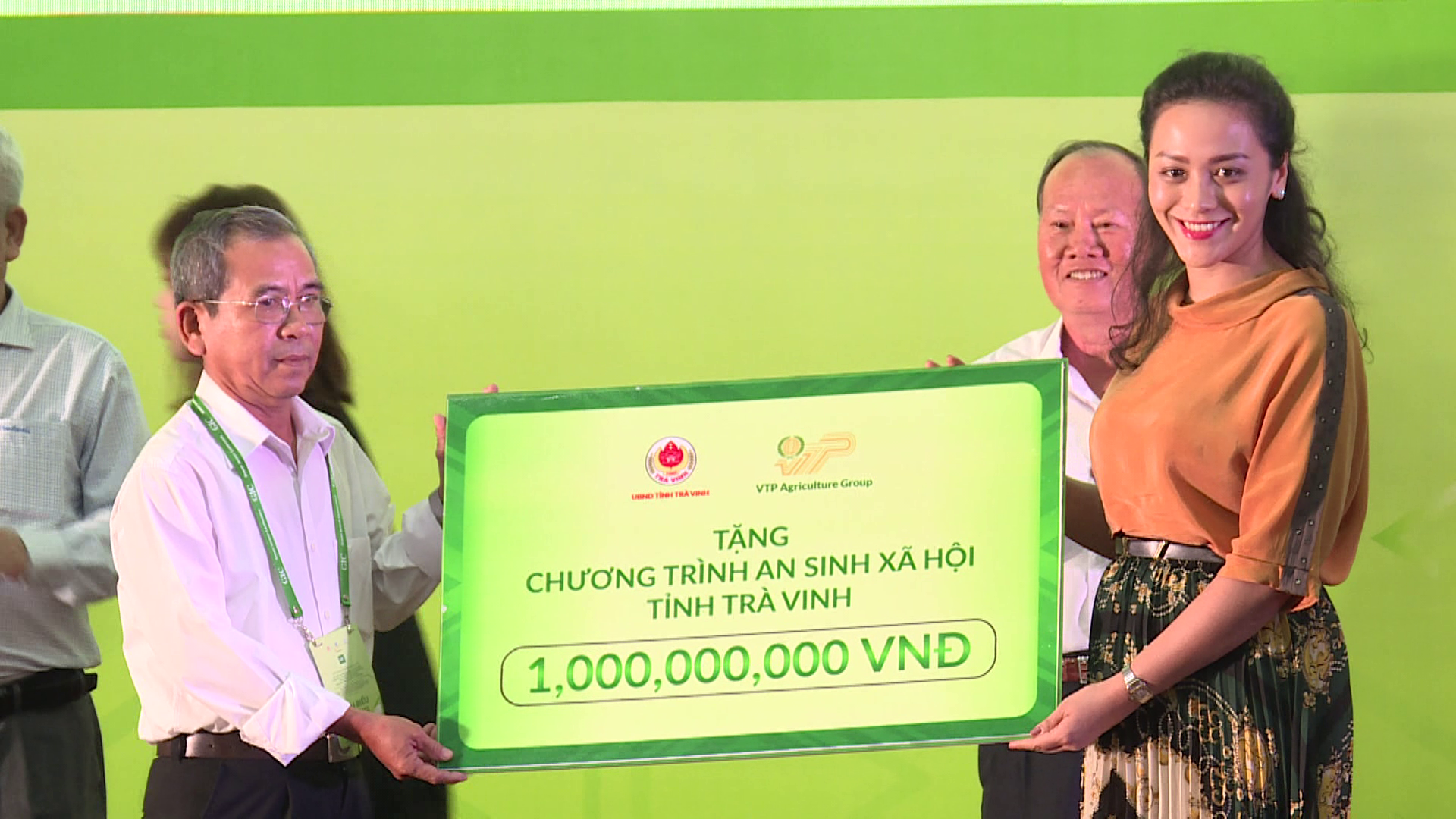 Trao 1 tỉ đồng cho quỹ an sinh xã hội Trà Vinh