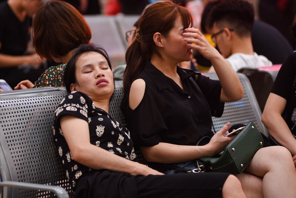 Nhiều người tranh thủ chợp mắt lấy sức trước khi bước lên xe.