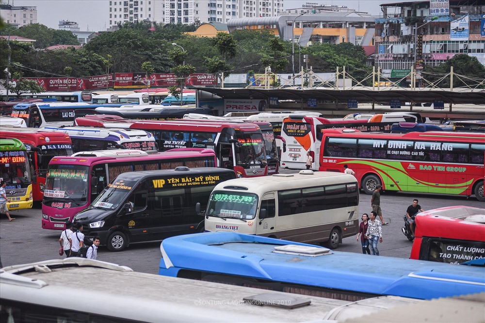 Bên trong bến lượng xe khá đông đúc, các xe phải xếp lốt đợi khách thay vì khách tranh nhau lên xe như mọi năm.