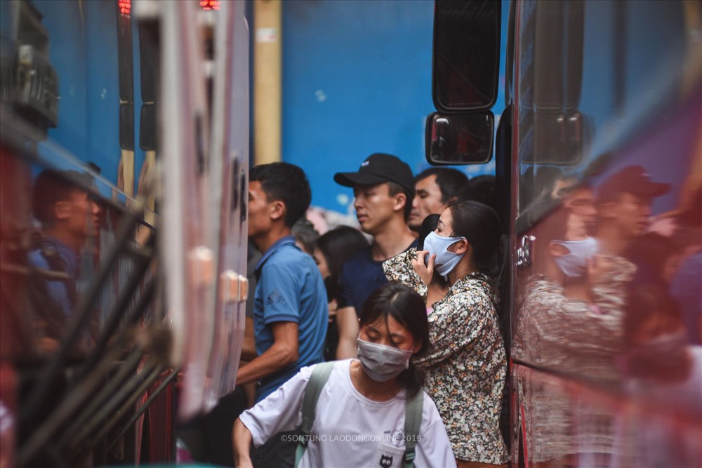 Rất nhiều người dân có mặt tại bến xe Mỹ Đình phải chen chúc, xếp hàng mua vé.