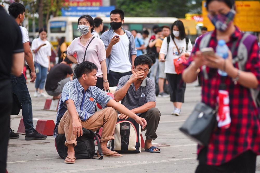 Rất nhiều người dân có mặt tại bến xe Mỹ Đình phải chen chúc, xếp hàng mua vé.